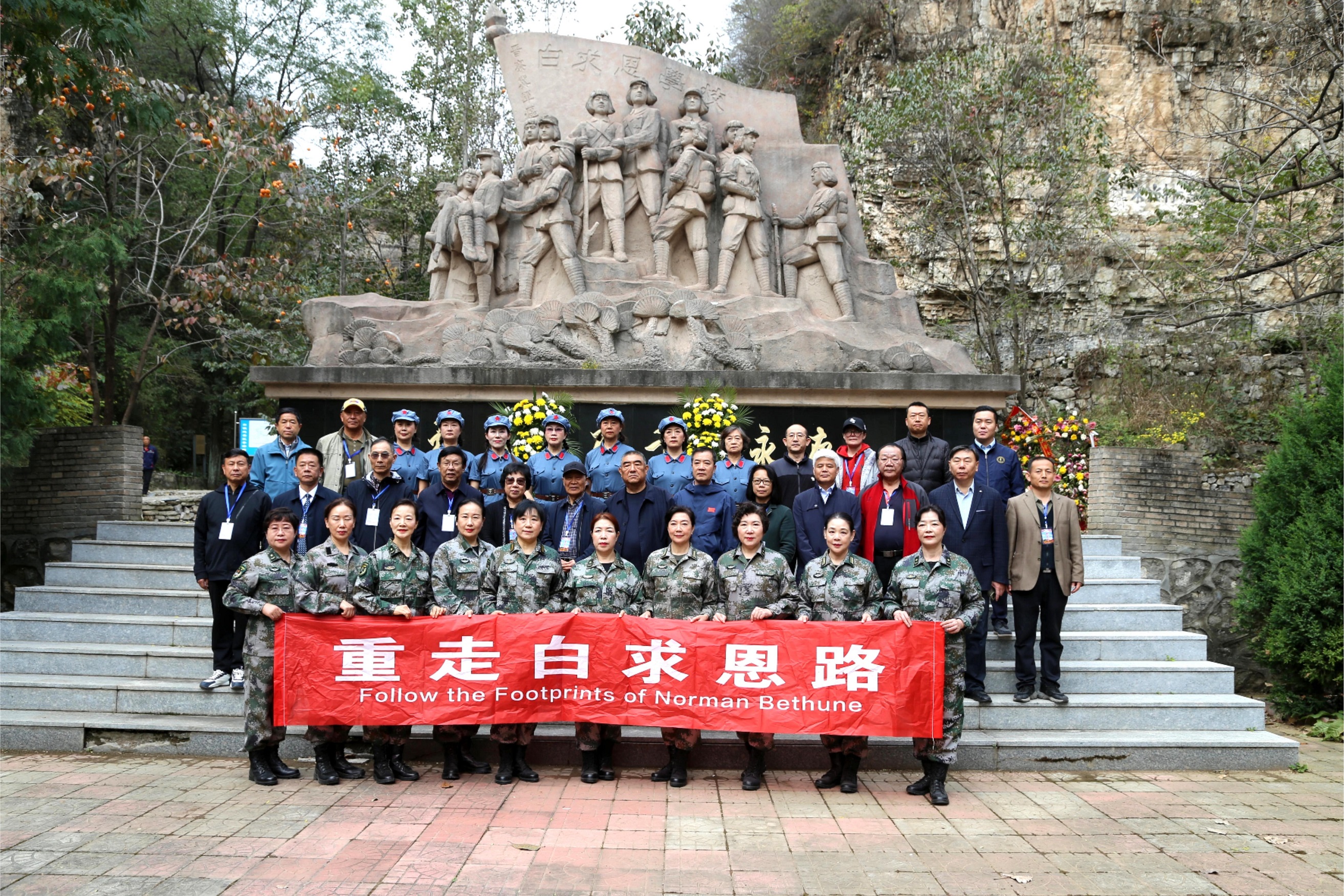 【改】7.向白求恩学校学子遇难雕像敬献花篮.jpg